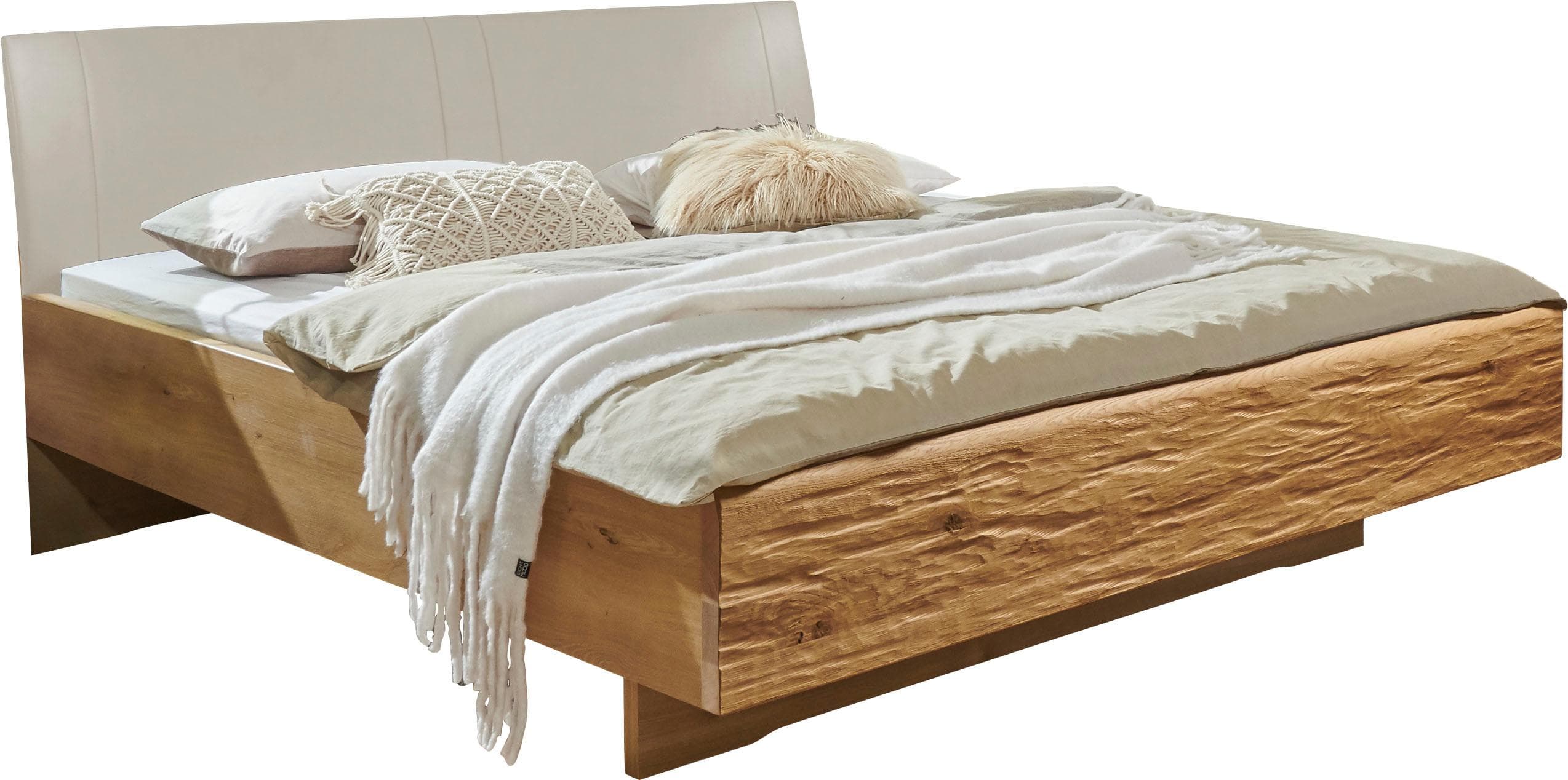 Futonbett mit Riffholz-Absetzungen und champagnerfarbenem Kunstlederkopfteil