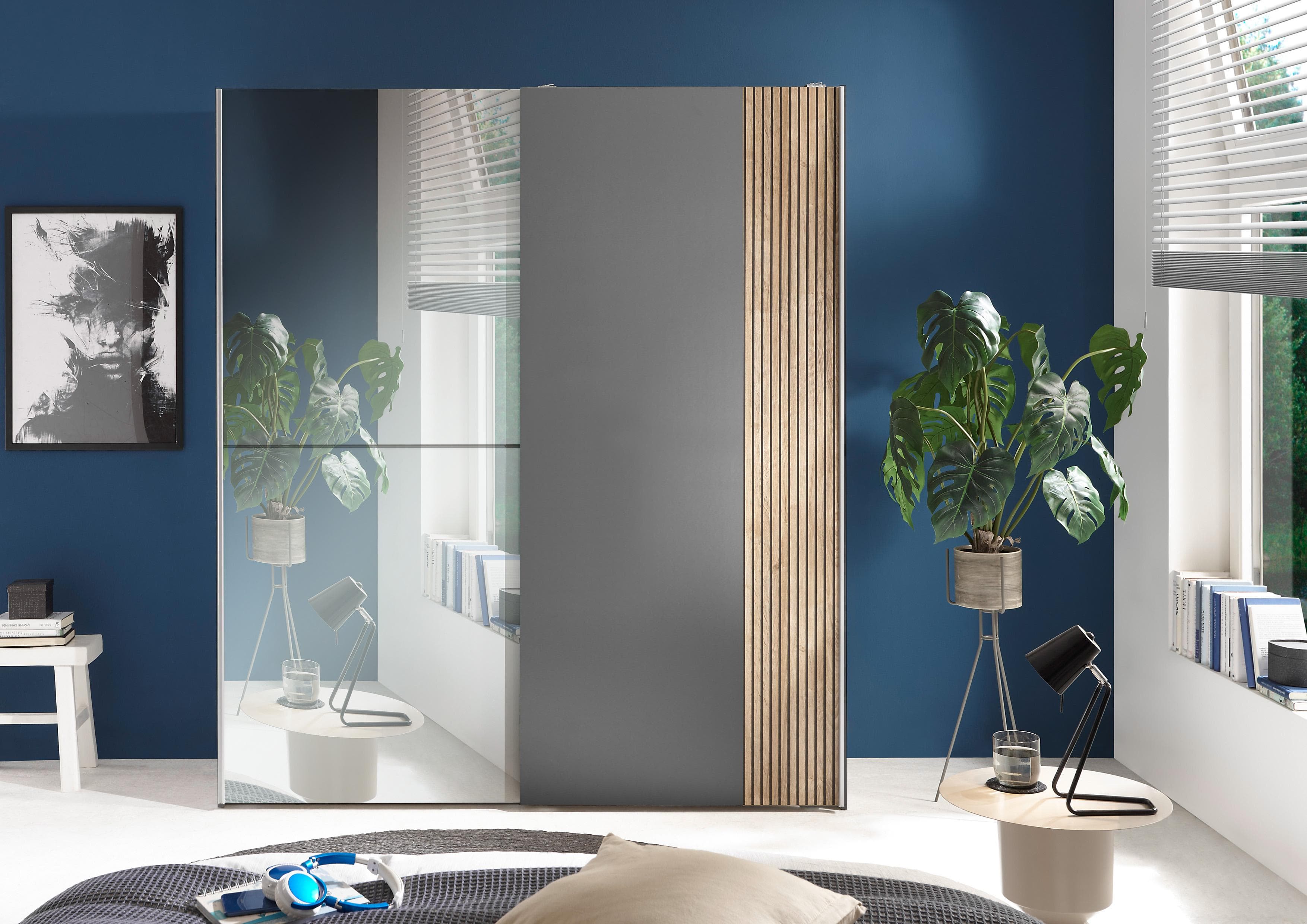 Schiebetürenschrank mit Spiegelfront und Rillenoptik