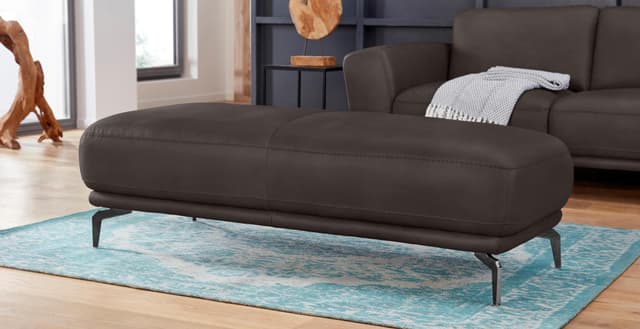 Montanaa Hocker mit schwarzen Metallfüßen