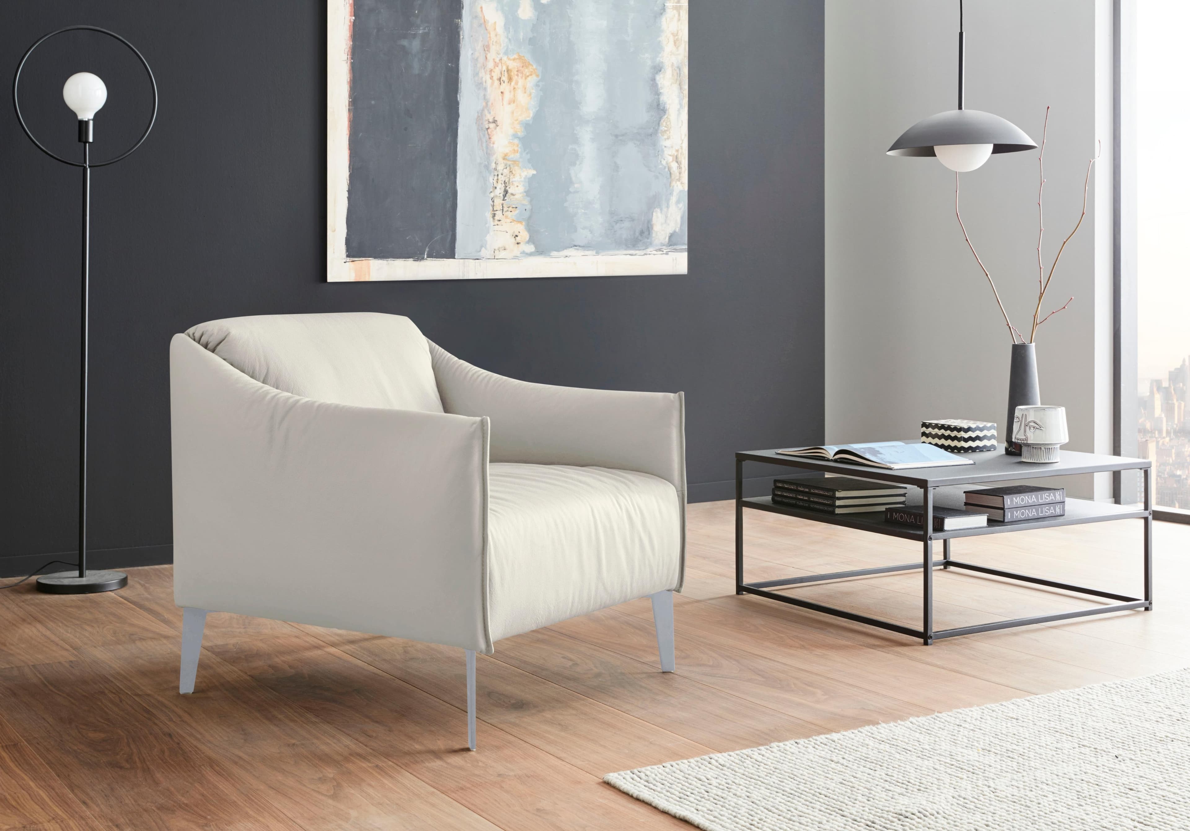 Cocktailsessel mit silbernen Metall-Winkelfüßen