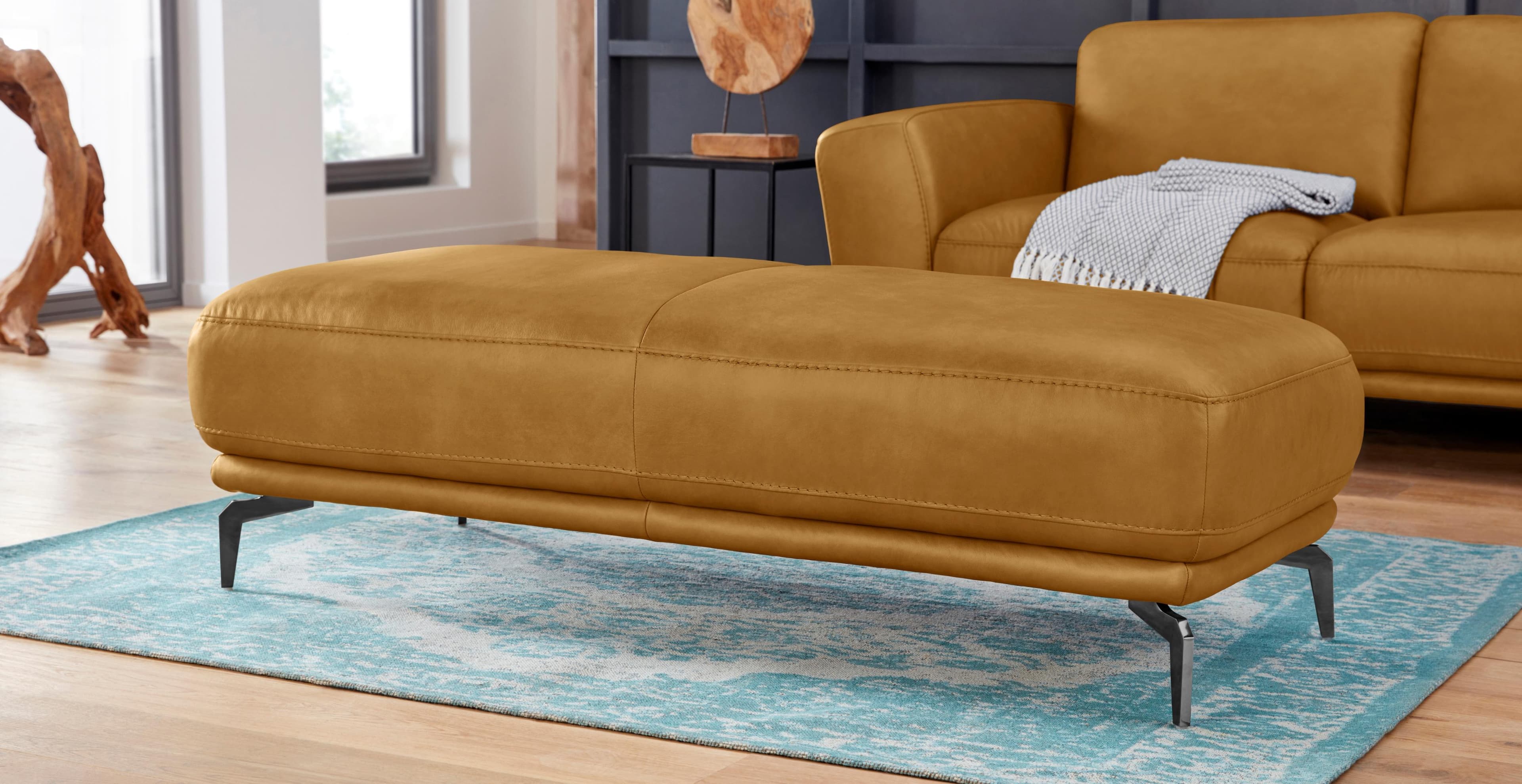 Montanaa Hocker mit schwarzen Metallfüßen