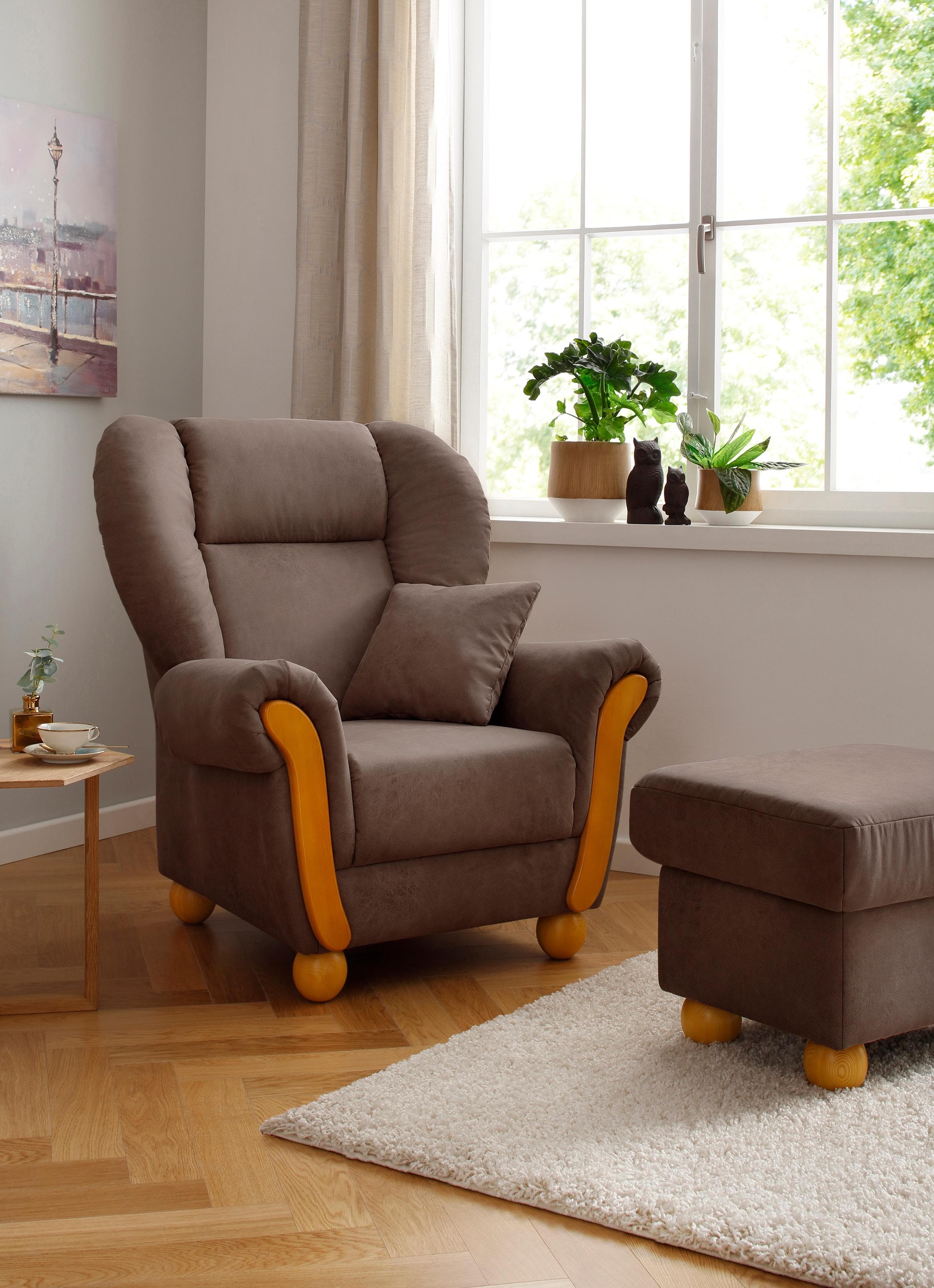 Vintage Loungesessel mit hoher Lehne und Zierkissen