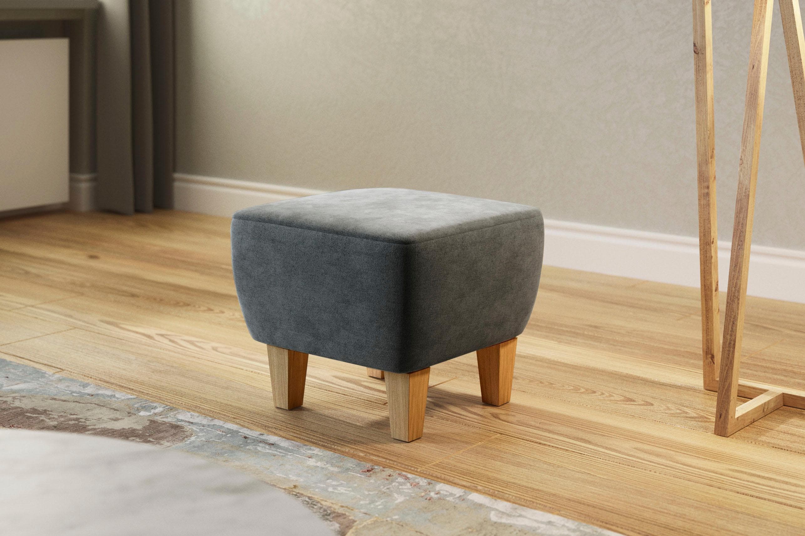 Gemütlicher Polsterhocker mit Eichenfüßen