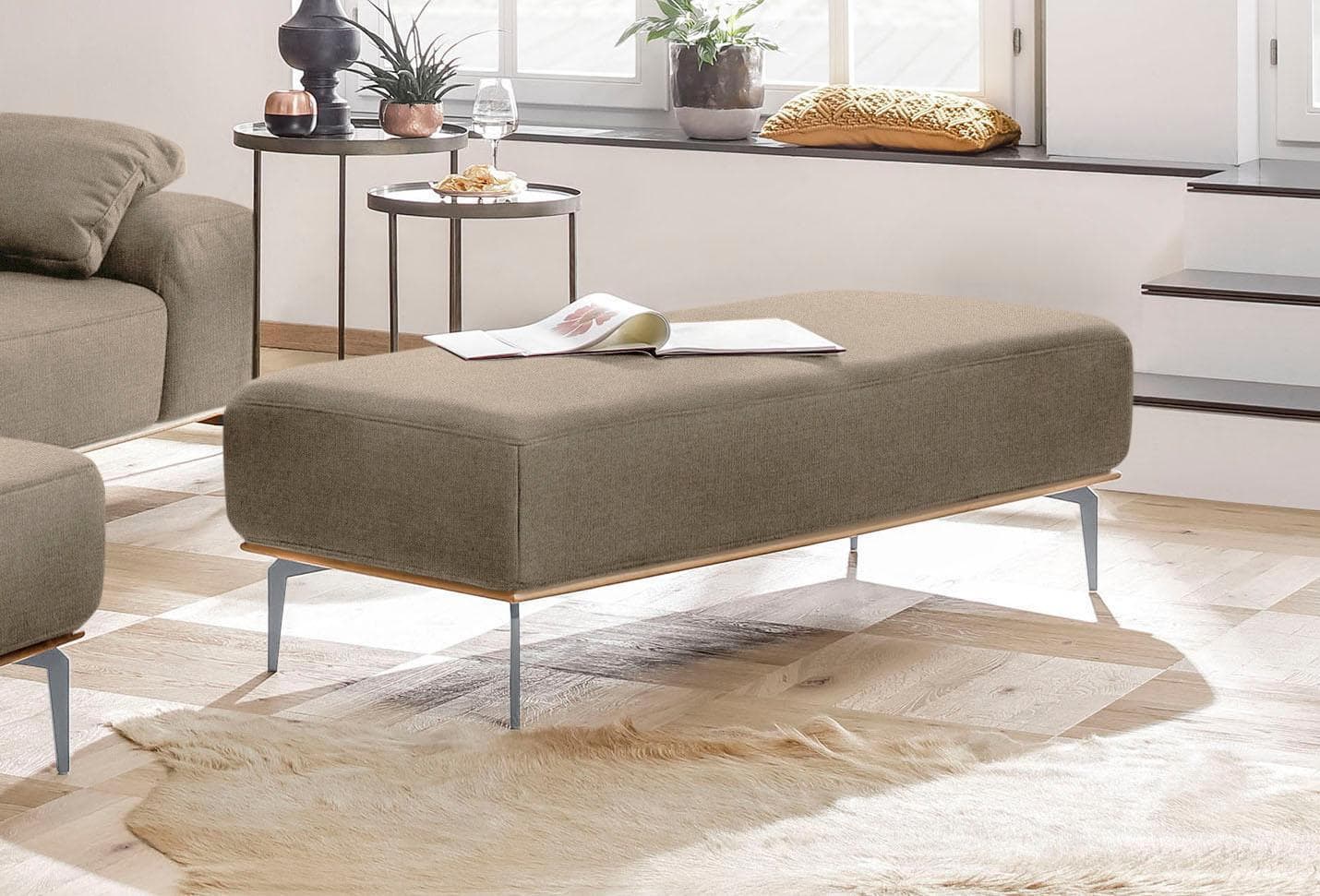 Elegantes Polsterhocker mit Silbermatt-Holzsockel