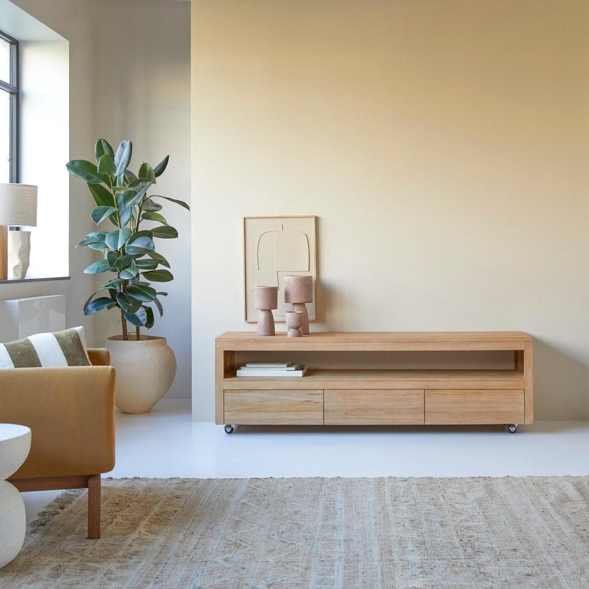 TV Schrank aus Teakholz auf Rollen 180cm Anoa Massivholz Tikamoon