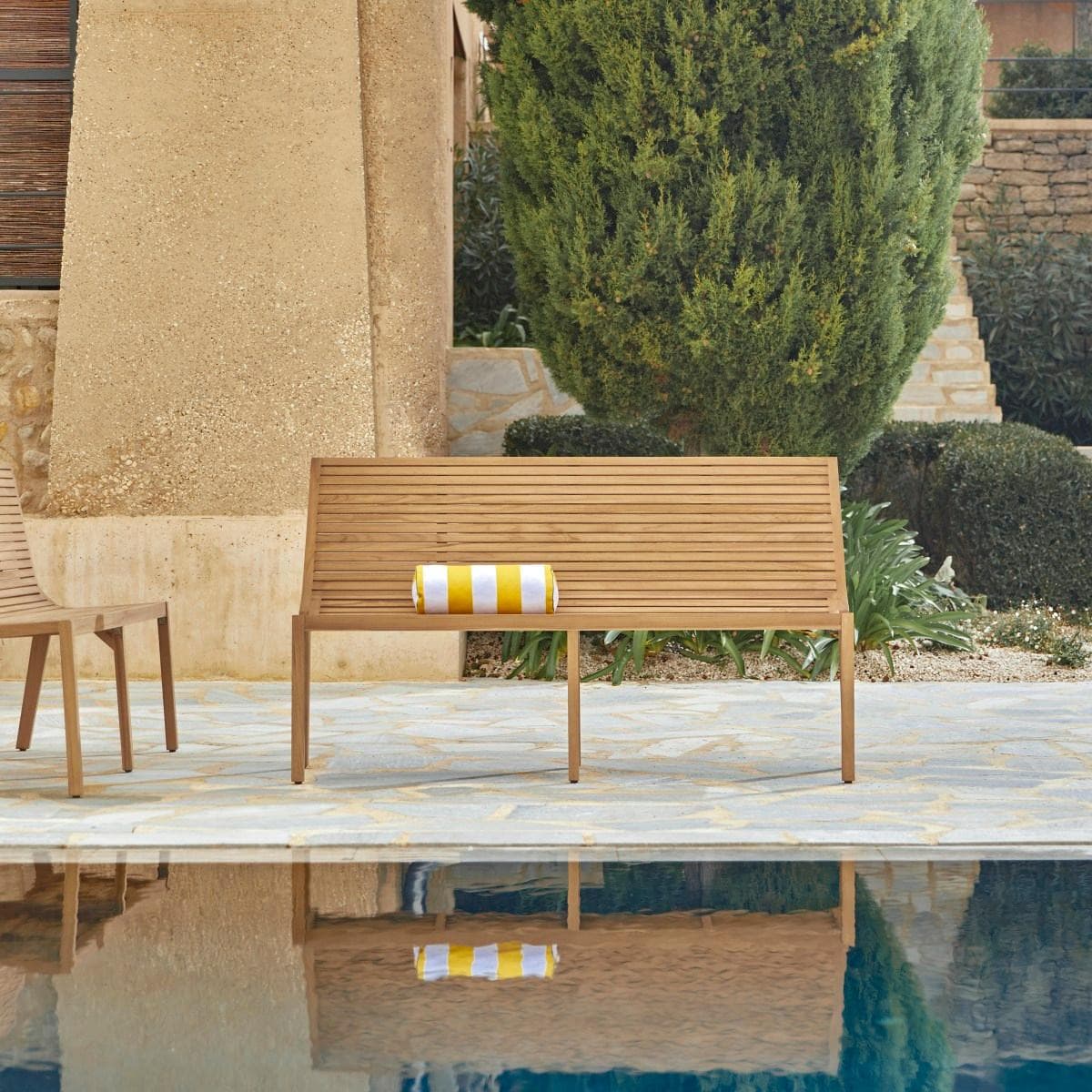 Tikamoon Gartenbank Teo aus massivem Teakholz, 2-Sitzer