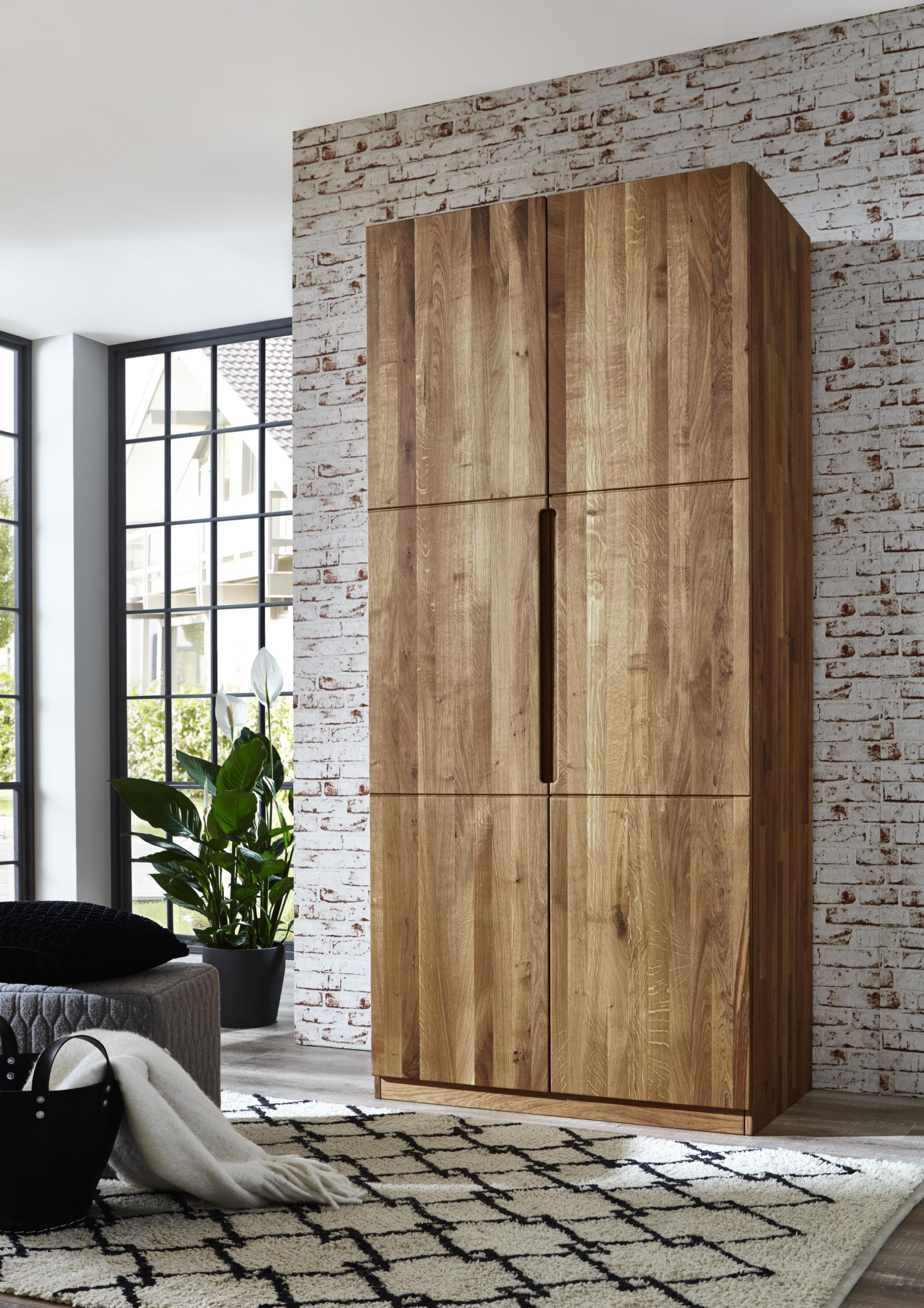 Home Affaire Azelie Wildeiche Massivholz-Kleiderschrank mit Soft-Close