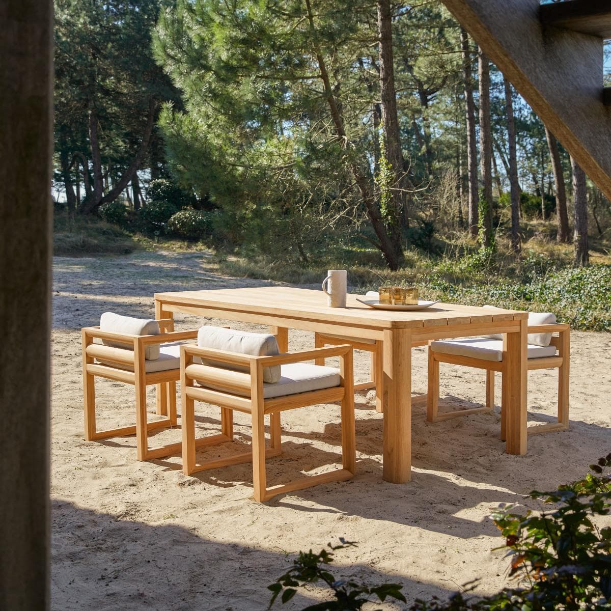 Tikamoon Gartenmöbel-Set Loen aus Teakholz mit Stoffkissen, 4 Stühle