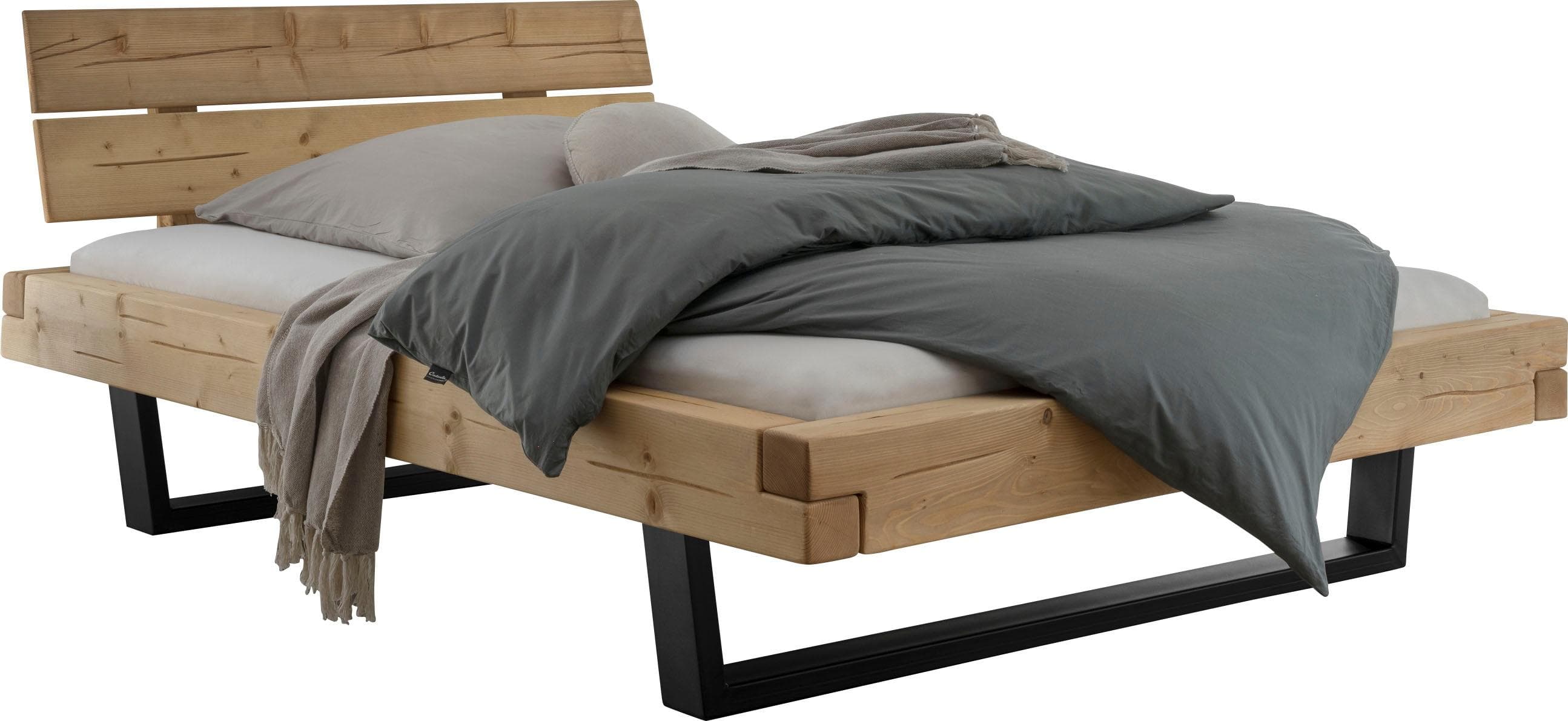 Massivholzbett mit Balkenoptik und Metallkufe