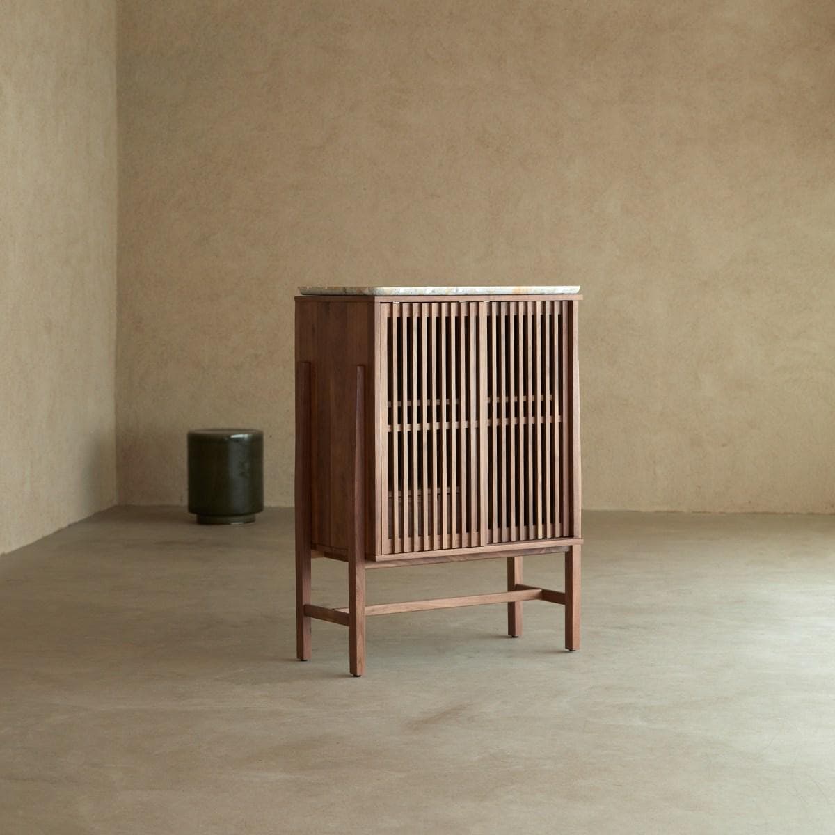 Anrichte Isaure aus massivem Nussbaumholz und Premium-Terrazzo 80 cm