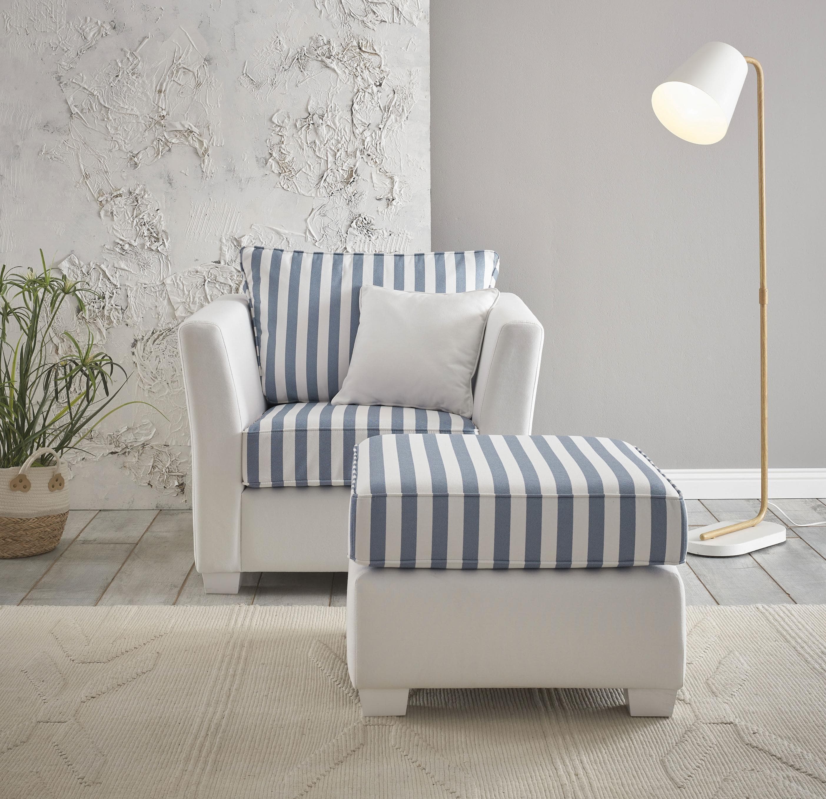 Maritime Sitzgruppe im Landhausstil mit Sessel und Hocker