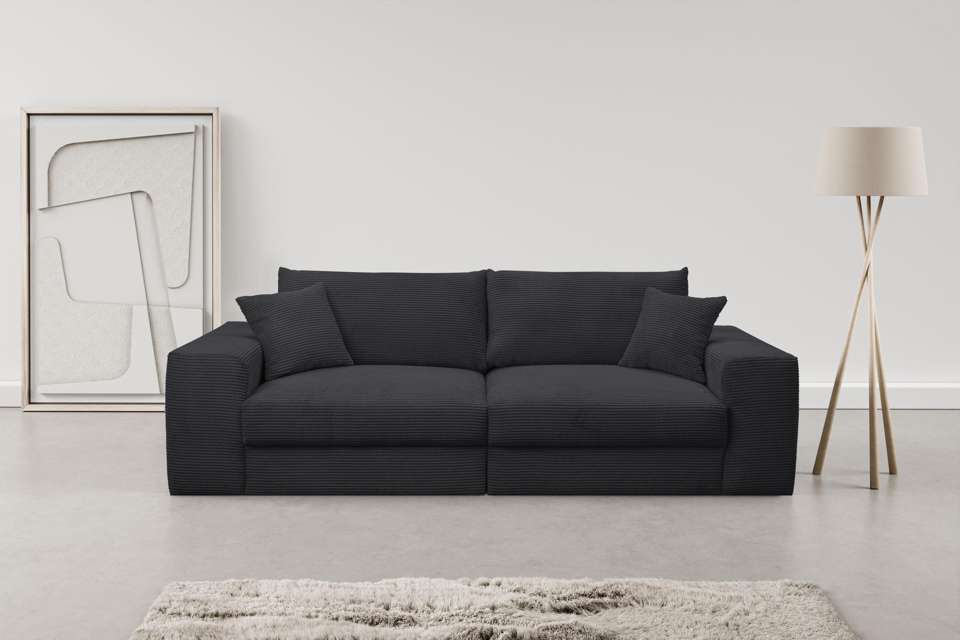 Großes Sofa mit losen Rückenkissen