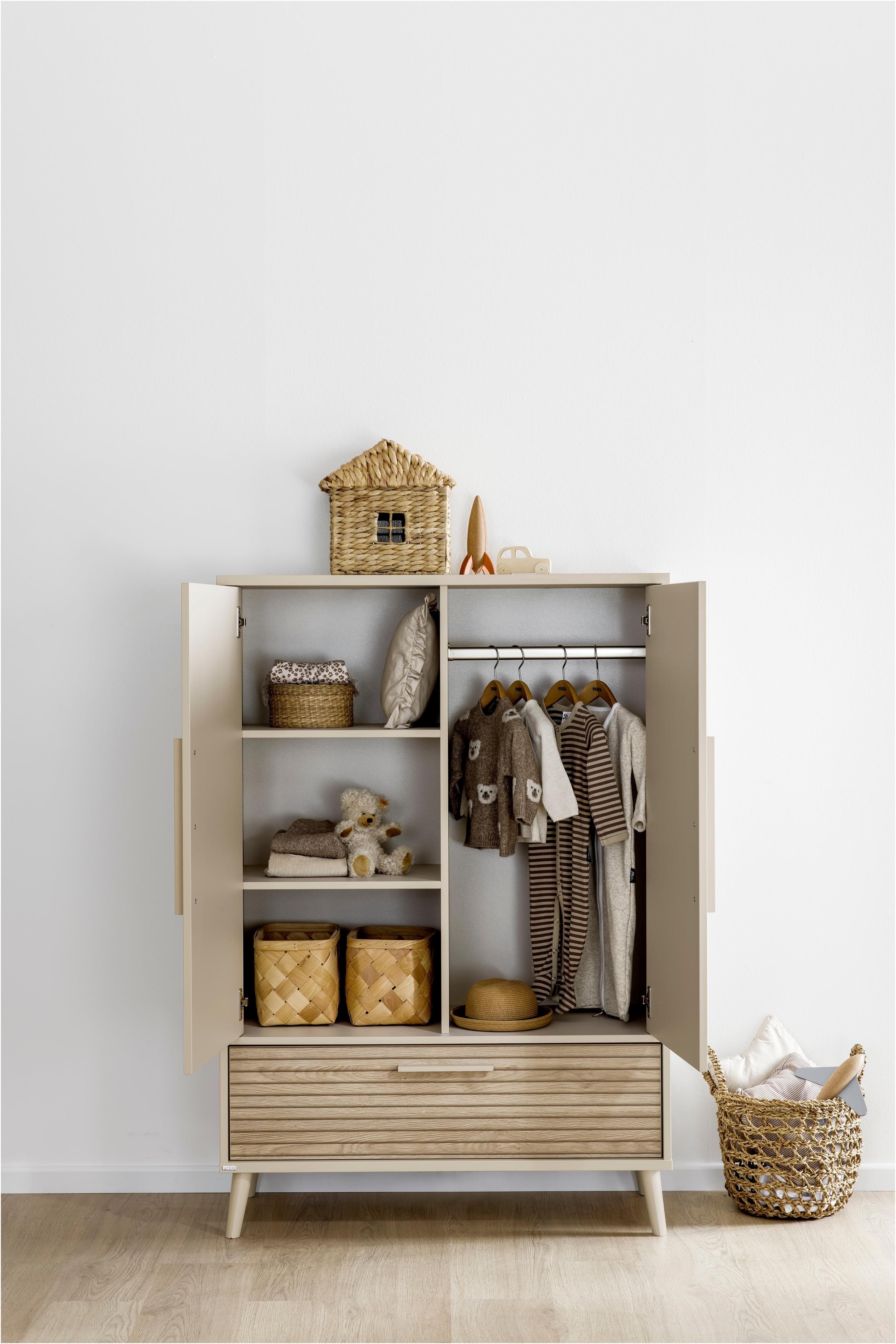 Kinderkleiderschrank aus Holz und Spanplatte