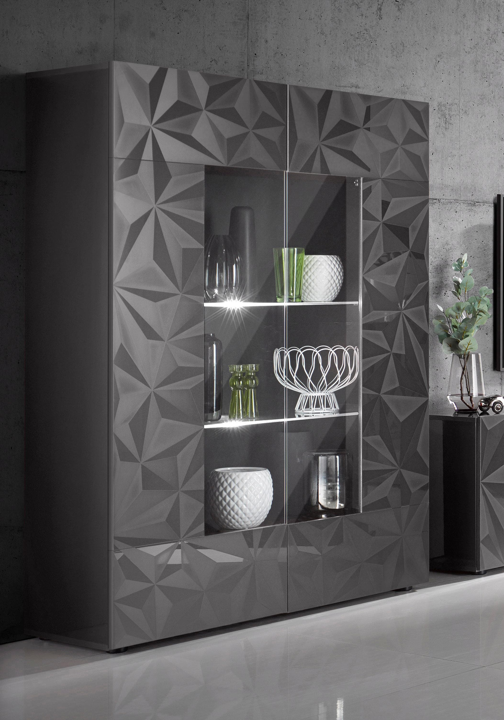 Vitrinenschrank Prisma mit viel Stauraum