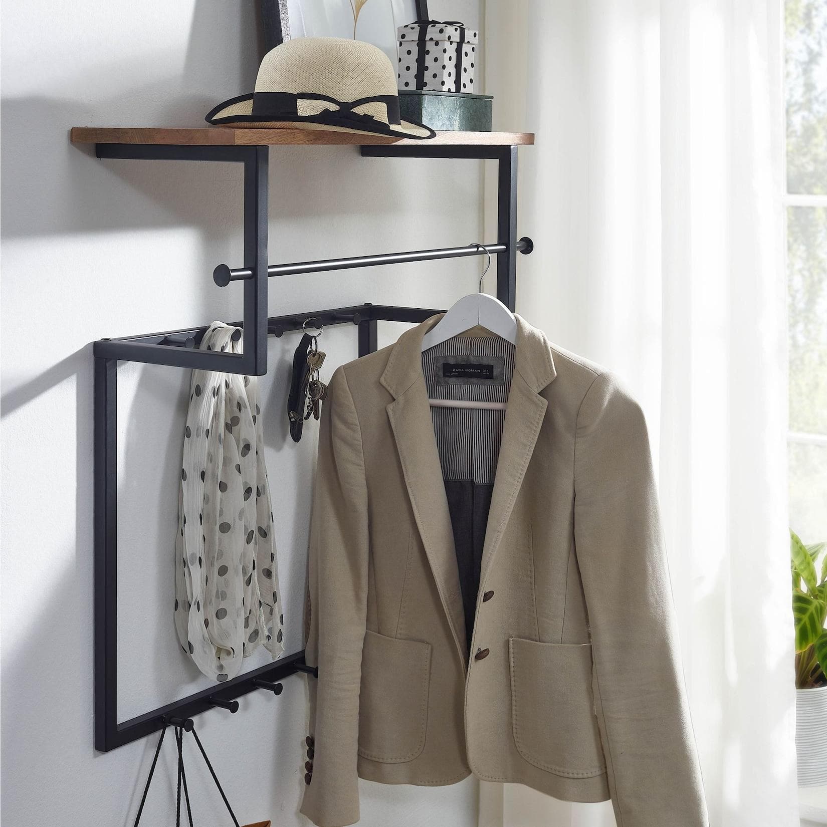 Moderne Wandgarderobe aus Mango Massivholz mit Metall Ablage