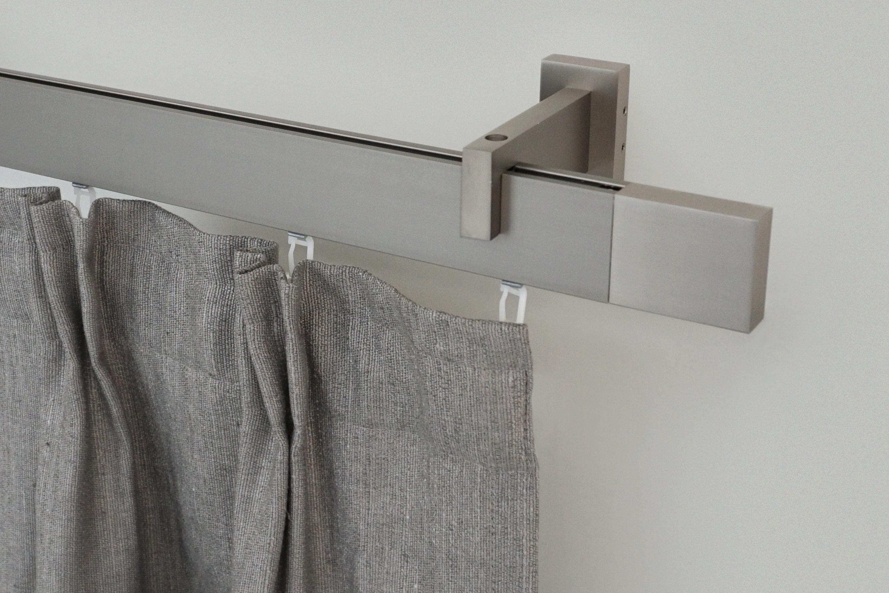 GARESA Gardinenstange FLAT, 1-läufig, Wunschmaßlänge, verschraubt, Aluminium, Rechteckprofil, Wandmontage, perfekter Lauf, modern, verlängerbar