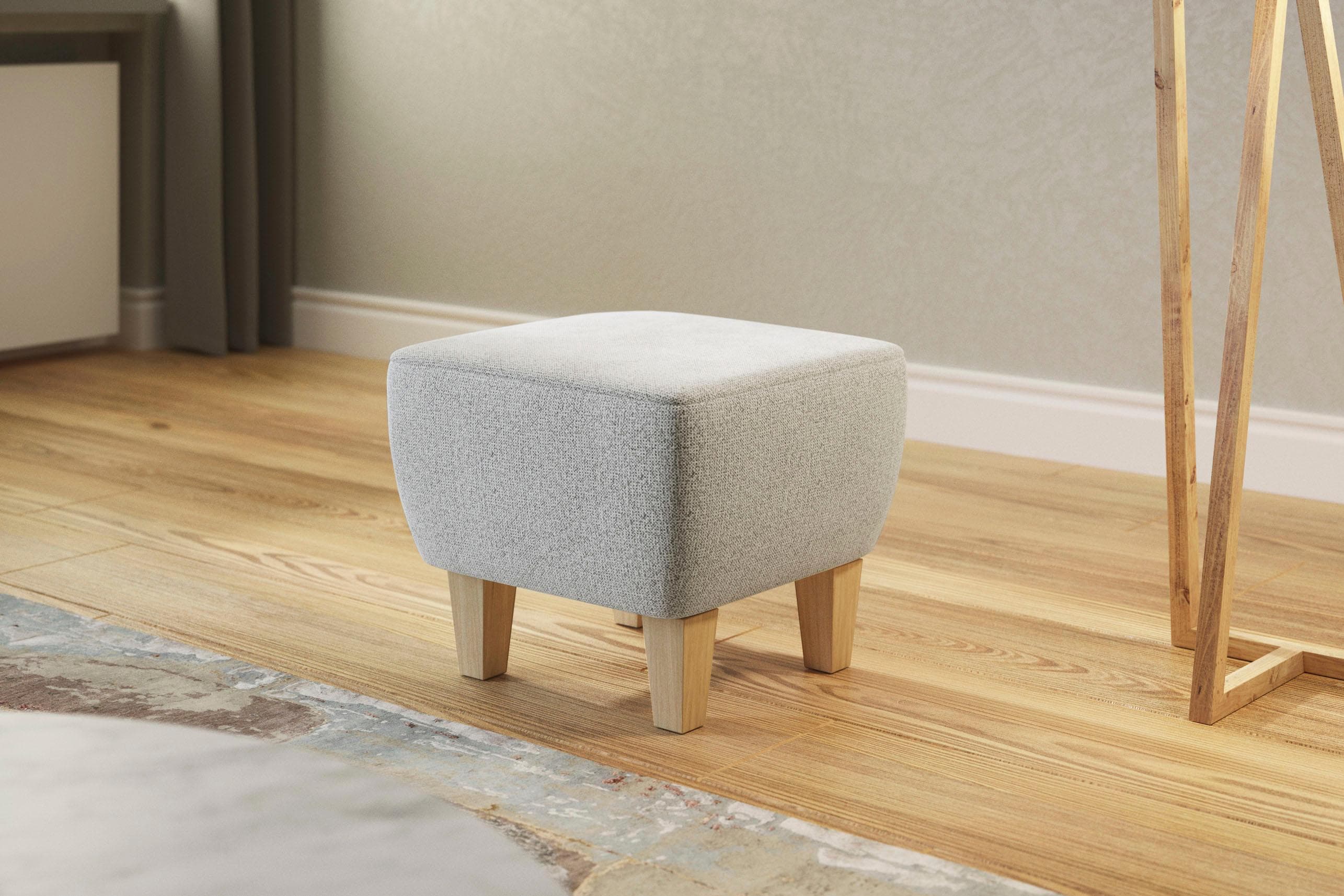 Gemütlicher Polsterhocker mit Buchefüßen