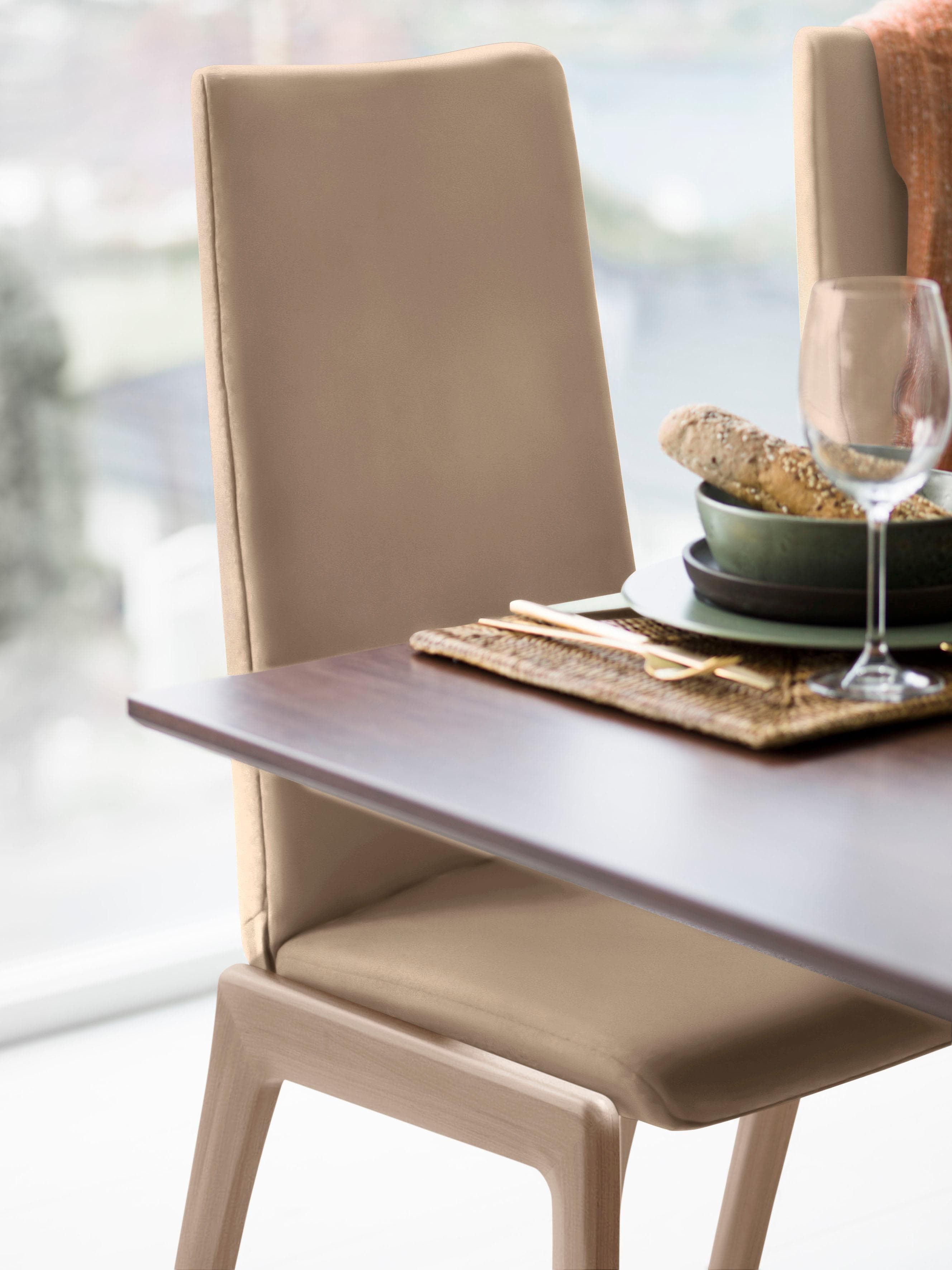 Komfortabler Hocker mit hoher Rückenlehne und abgerundeten schwarzen Beinen