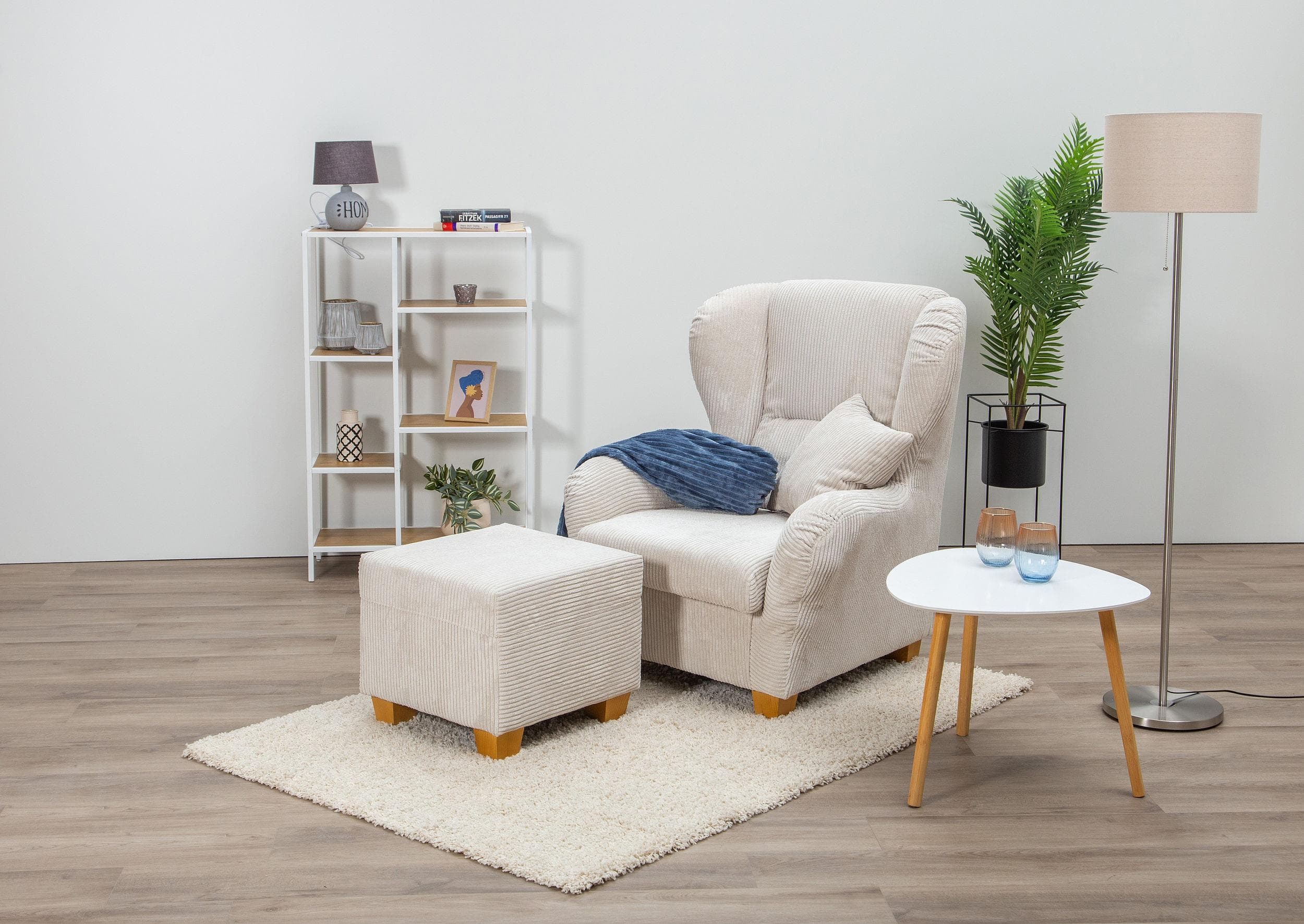 Klassischer Ohrensessel mit Hocker und Zierkissen